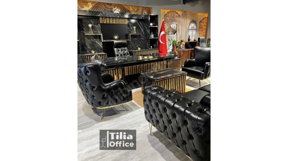 Gold lüks yönetici masa takımı, siyah mermer desenli tablası ve altın rengi dikey çıtalı panelleri ile ofis ortamında dönerli Chester ikili ve tekli koltuklar ile sergileniyor.